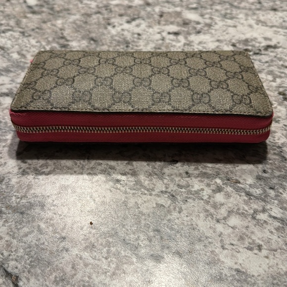 Gg Monogram Supreme Heart Zip Around Wallet Fluorescent Fuchsia - Picture 4 of 8